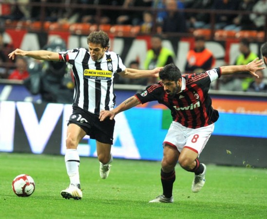  AC米兰主场溃败，球迷高呼教练下课  