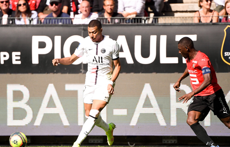  梅西法甲首球诞生，巴黎球迷热情高涨  