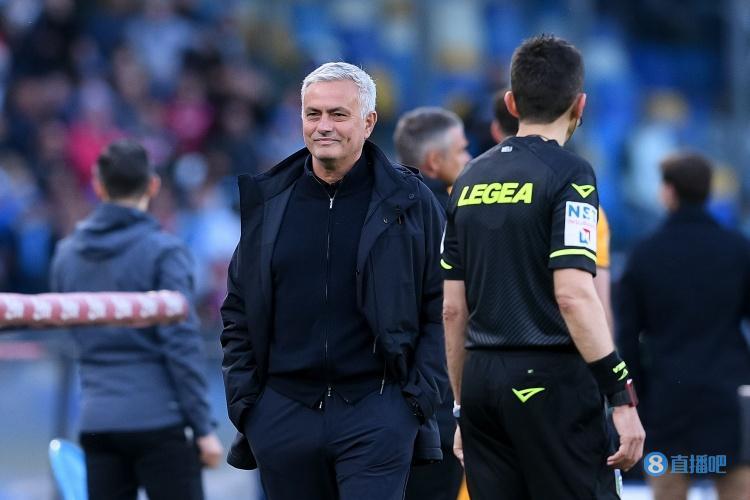  罗马德比战平局令双方球迷不满裁判  